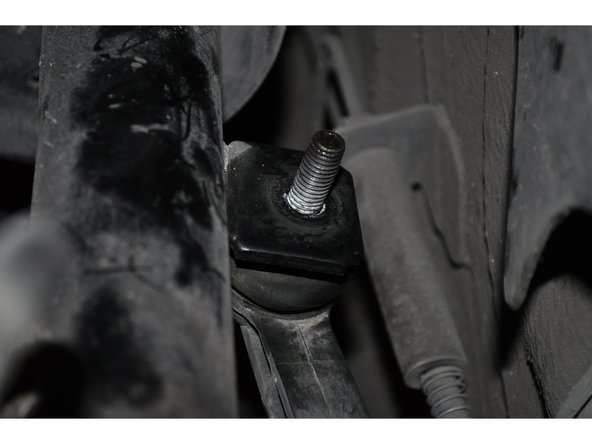 Une fois l'écrou déposé, dégager les deux axes de la biellette pour la déposer et nettoyer les points de fixation avec un chiffon.