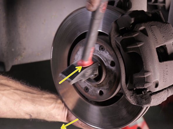 Si le cardan est collé repositionner l’écrou et tapoter avec le marteau