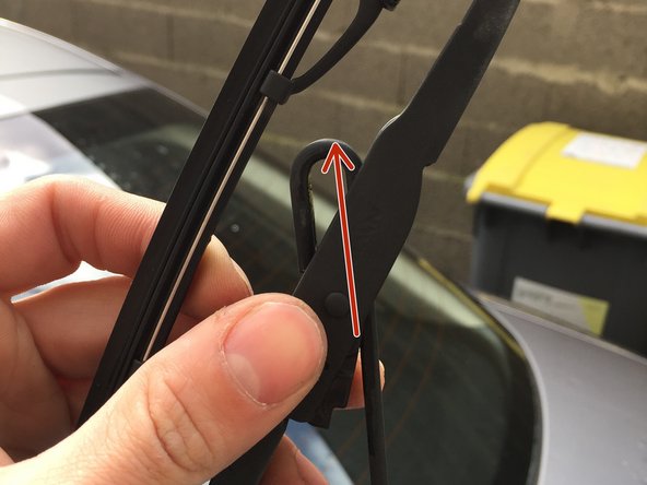 Une fois le balais assez descendu, décalez le balais afin d'être aligner  avec l'attache en U.