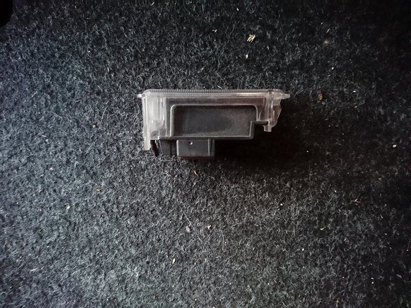 Retirer le cache transparent en soulevant la languette