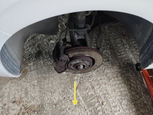 On aura débloqué les goujons au préalable, à moins d'utiliser une clé à choc comme c'est le cas ici.