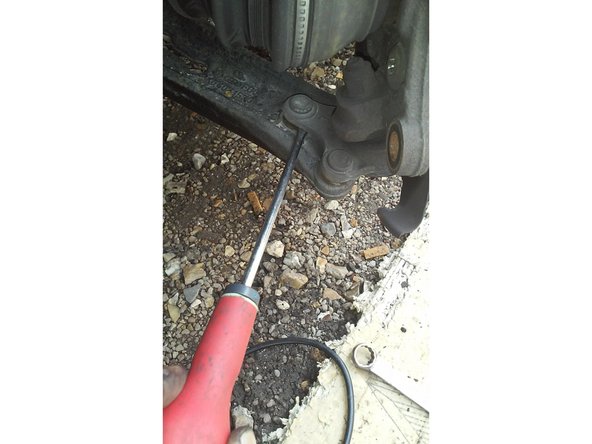 Avec un tournevis plat retirer la rotule du triangle