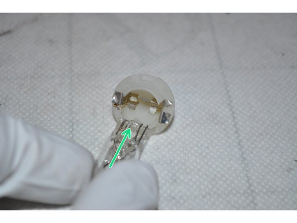 Enficher la nouvelle ampoule dans le porte-lampe