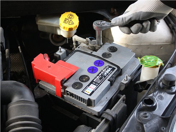 Avec la même clé de 10, commencer toujours par desserrer la cosse NEGATIVE (-) de la batterie.