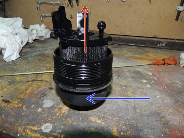 Dévisser la cloche du filtre à huile à l'aide d'un cliquet, d'une rallonge, d'un cardan et d'une douille de 27 et sortir l'ensemble.