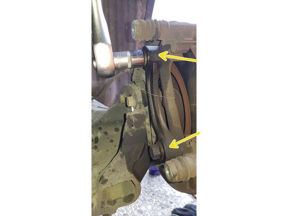 Retirez les vis de fixation avec la douille de 15mm.