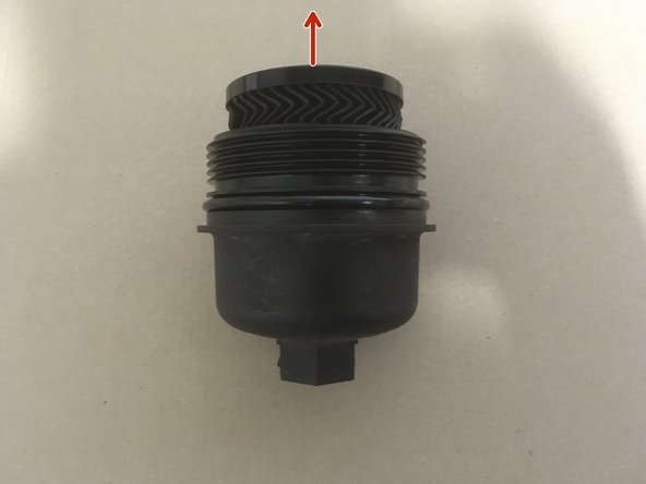 Retirer la cartouche du filtre à huile en la tirant vers le haut