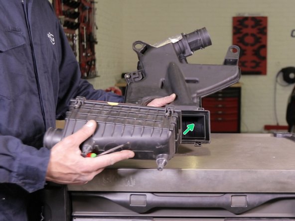 Replacer le couvercle sur le boite à air