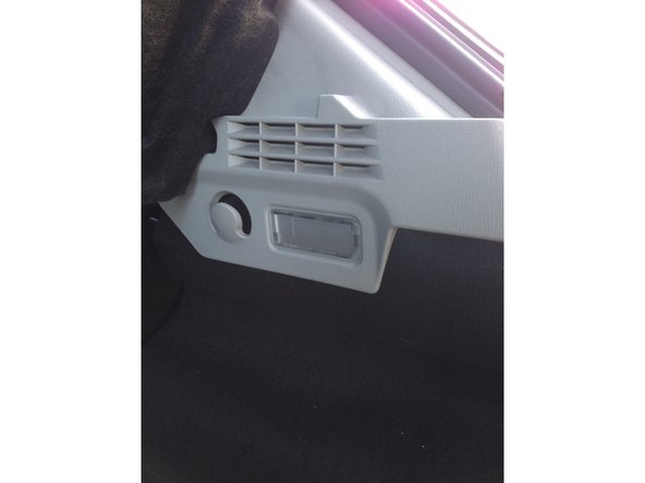 Pour declipsser le module du coffre, vous devrez utilisé un petit tournevis plat en faisant levier à partir du côté droit vous arriverez à le sortir puis finir à la main délicatement pour l'enlever.