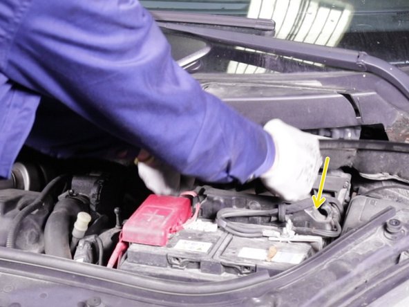 Retirer la taule d’accès en tirant délicatement vers vous