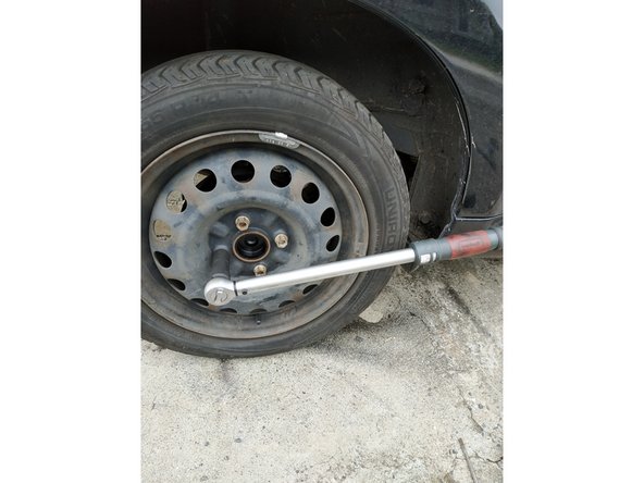 Présenter la roue et serrer les goujons avec la clé à cliquet et la douille de 17mm