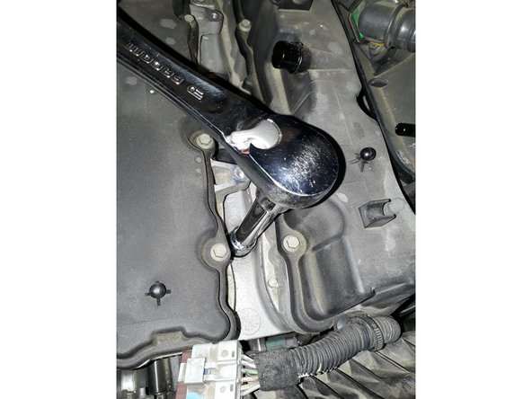 Attention que la bougie soit bien présenter pour ne pas abîmer le taraudage de la culasse. Serrer à 2.5DaN.m)