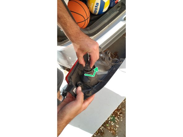 Sortir le support et l'ampoule du bloc feux.