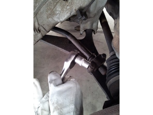 Dévisser les deux vis à l'aide d'une clé de 13