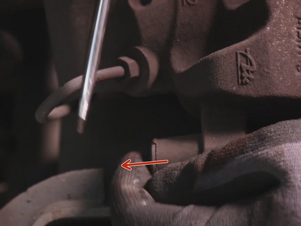 Dévissez la colonette du haut de l'étrier