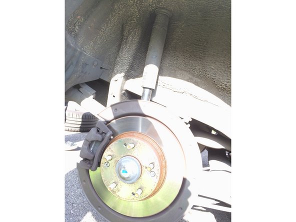 On peux maintenant retirer l'ancien amortisseur et les silent-blocs (noter au passage le positionnement de ceux-ci).