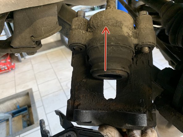 Repousser le piston à l'aide d'une pince multiprise