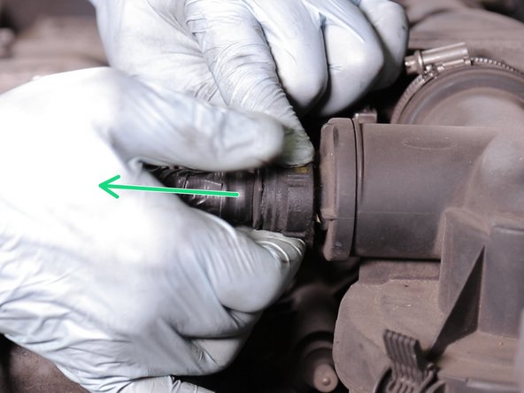 Dé-Clipser la durite de vapeur d'huile ( attention le tuyau est fragile