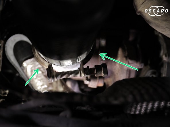 Fixer la butée située à côté du ressort de suspension, en serrant les 2 écrous