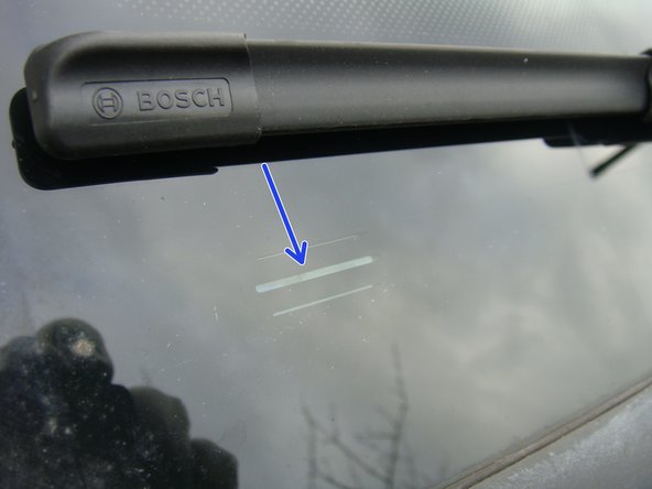 
Tip to perfectly adjust your wiper arms, before locking the nut, align the end of the blade with the mark on the windshield
