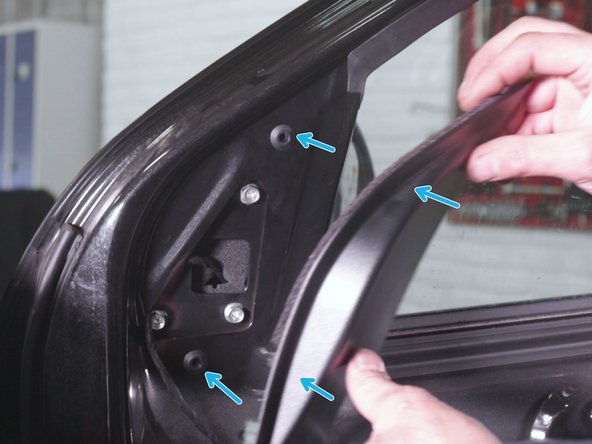 Repositionner délicatement la garniture du rétroviseur à l’intérieur de la porte