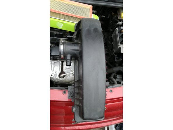 Puis replacer et visser le couvercle.