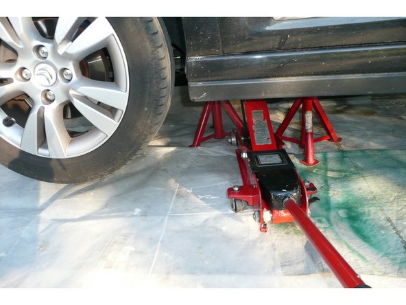 La voiture est maintenant surélevée de 15 cm. Pour plus de sécurité, placer deux chandelles sous la partie avant (zone de travail).