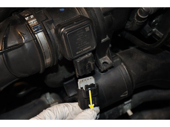 Déposer la seconde conduite d'admission d'air qui est coudée et emboîtée sous la boite à air