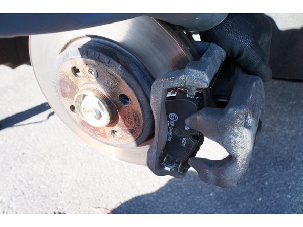 Remettre l'étrier en place.