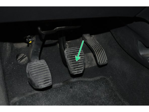 Appuyez à plusieurs reprises sur la pédale de frein jusqu'au durcissement avant de rouler avec le véhicule