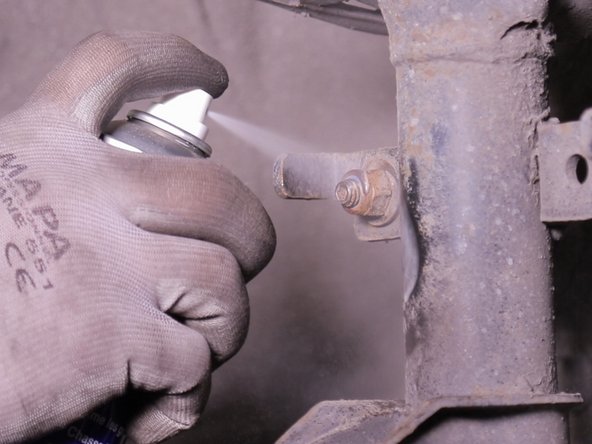 Nettoyer la vis de la biellette de barre stabilisatrice et vaporiser du dégrippant afin de faciliter le démontage