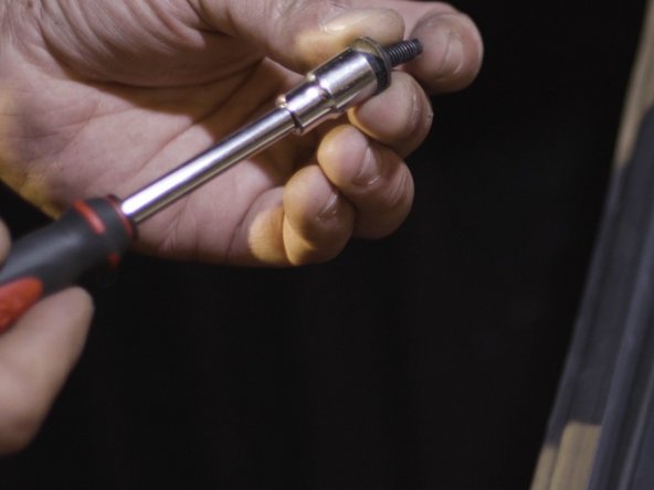 Revisser les deux vis pour fixer le nouveau feu arrière