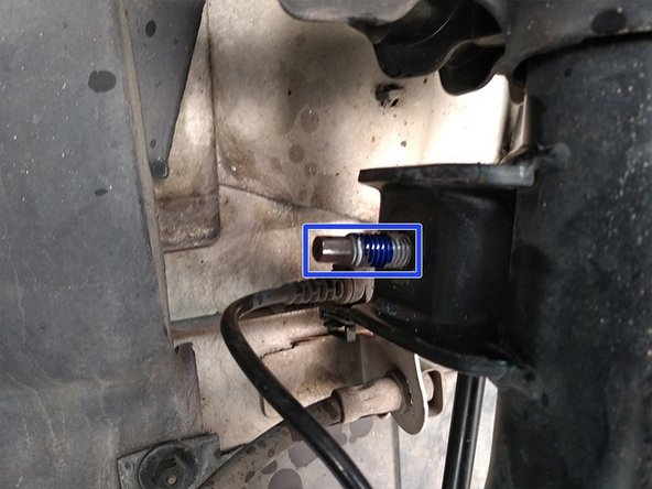 Mettre un peu de Frein filet sur la partie filetée. Répéter sur la partie filetée en bas de la biellette.