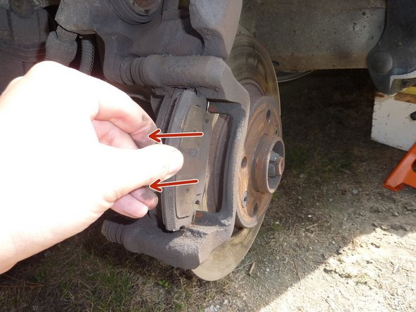 Repérer les deux vis de fixation de l'étrier de frein.