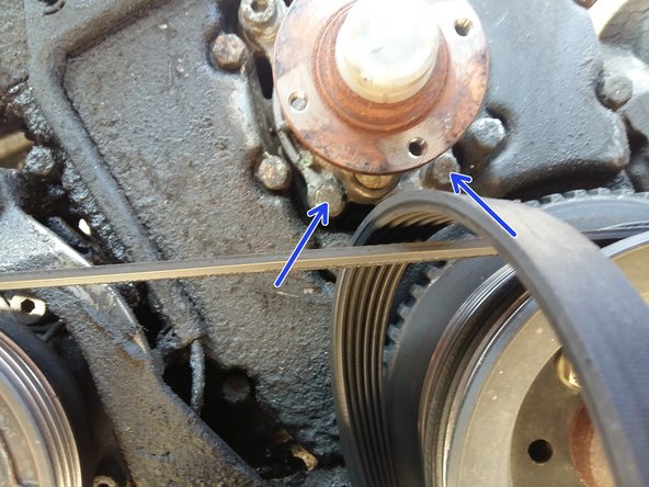 Retirer les 4 vis autour de la pompe à eau (3 écrous de 13 et une vis allen)