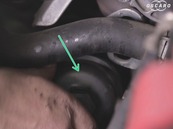 Resserrer la cloche à l'aide d'un cliquet d'une rallonge et d'une douille de 27.