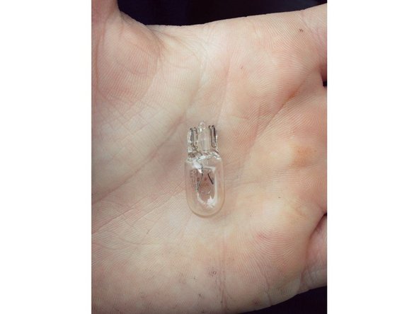 Pensez à bien éteindre l'éclairage de votre plafonnier avant toute manipulation d'ampoule pour éviter tout dysfonctionnement. 