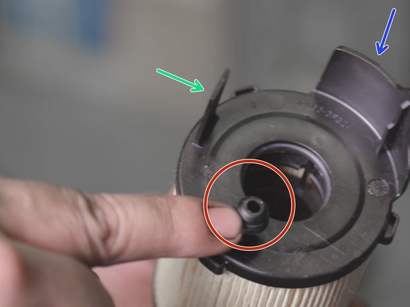 Replacer le filtre à huile sur son support en faisant attention a bien positionner chaque détrompeurs dans l'emplacement prévu.