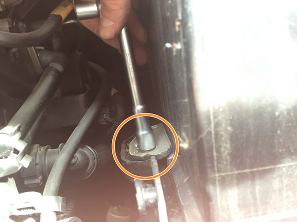 Enlever l'écrou sur la partie basse/gauche de la batterie