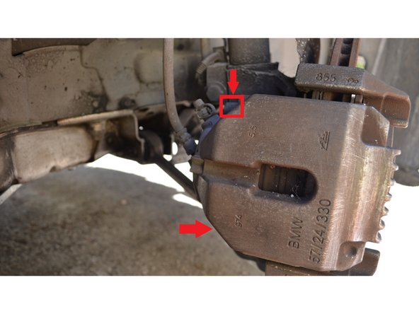 Les vis de l'étrier se trouvent sur l'arrière.