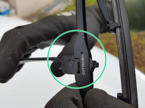 Assurer vous que le balai soit bien au fond du bras