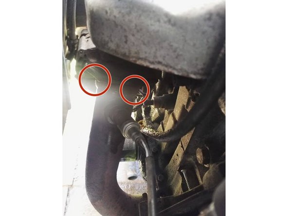 Ouvrir les  3écrous de fixation de la ligne d'échappement.