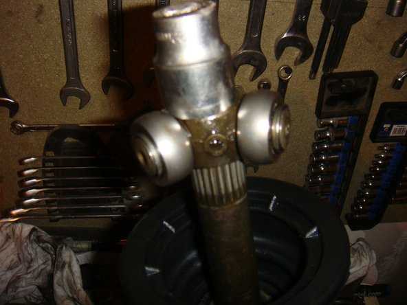 Poser le tripode sur l'arbre, à l'aide d'une douille(22) frapper au centre pour l'enfoncer suffisamment de manière à pouvoir engager le clips de retenue dans sa gorge