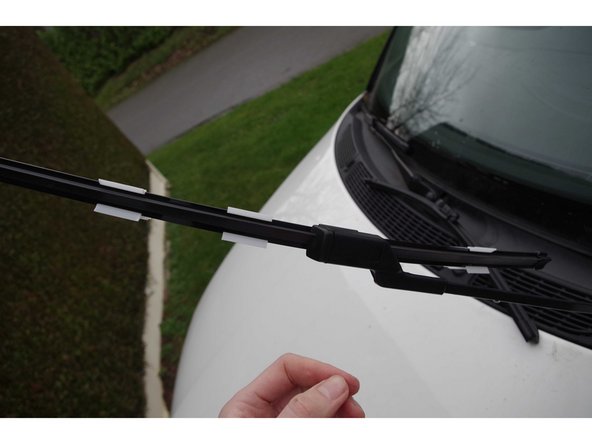 Vous devez entendre le &quot;clic&quot; qui vous assurera que le balais est bien fixé.