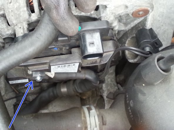 puis enlever le cache en caoutchouc noir (flèche verte )