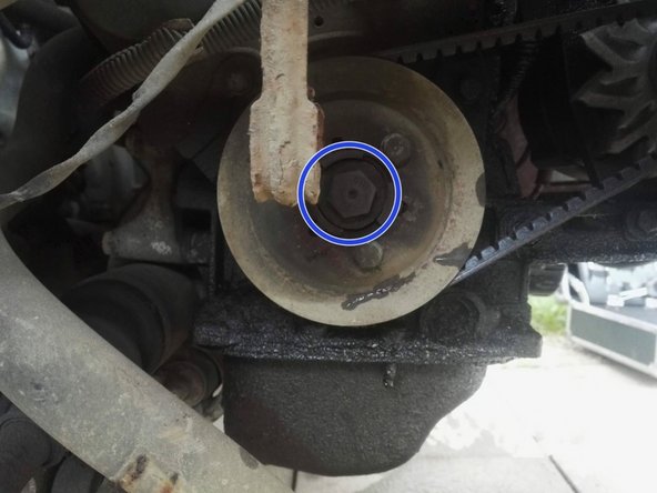 Pour se faire, faire tourner le moteur à la main à l'aide d'une clé sur l'écrou de fixation de la poulie de vilebrequin en &quot;serrant&quot; l'écrou, le moteur va tourner.