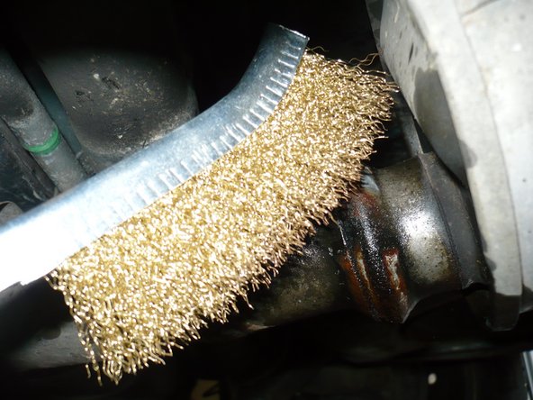 Déboîter le silencieux puis nettoyer la rouille à l'aide d'une brosse métallique