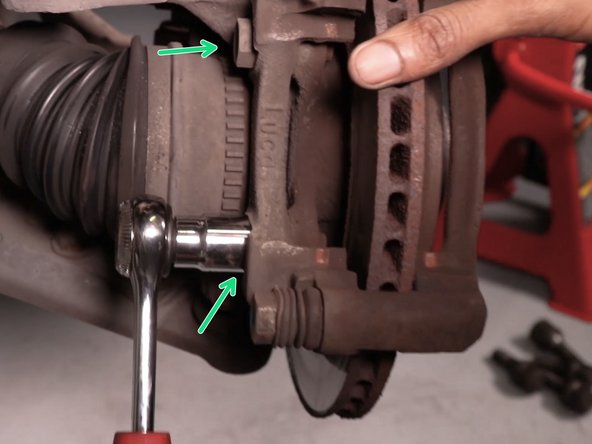 Desserrer les deux vis du support d’étrier