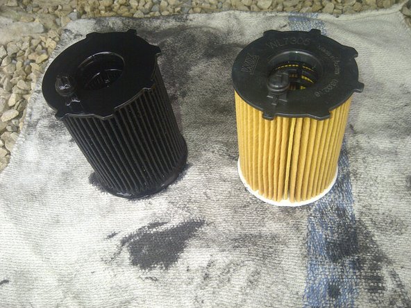 Retirer le filtre de la cloche. Nettoyer le bocal et comparer l'ancien et le nouveau filtre