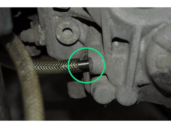 Placer le tube métallique (canule) dans l'orifice